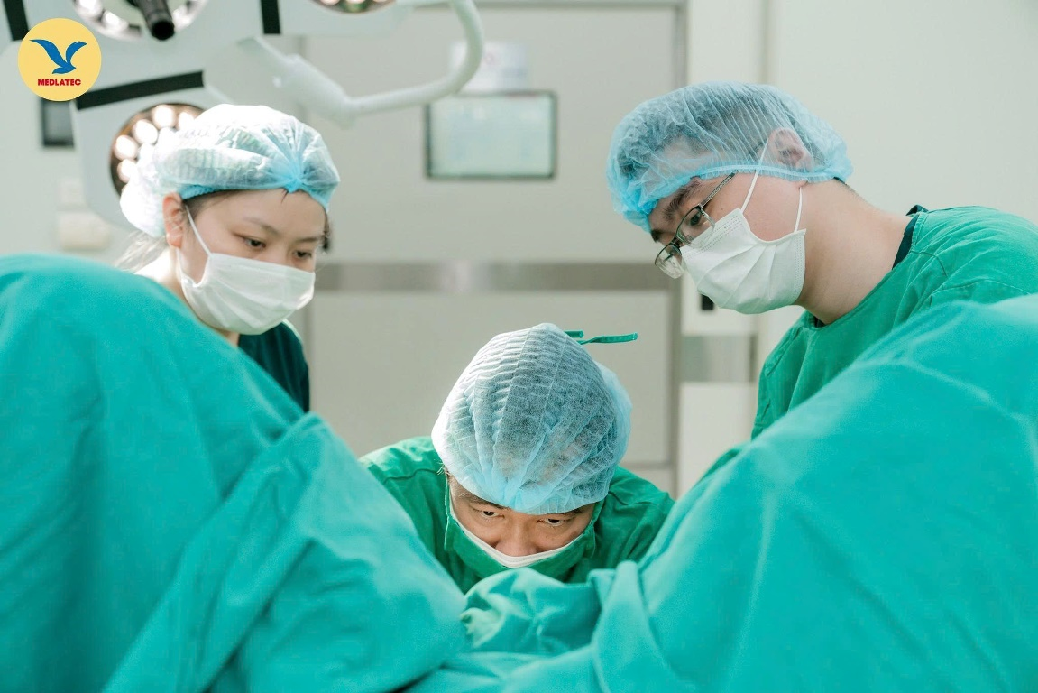 Phẫu thuật trẻ bị viêm ruột thừa có phủ tạng đảo lộn hiếm gặp 